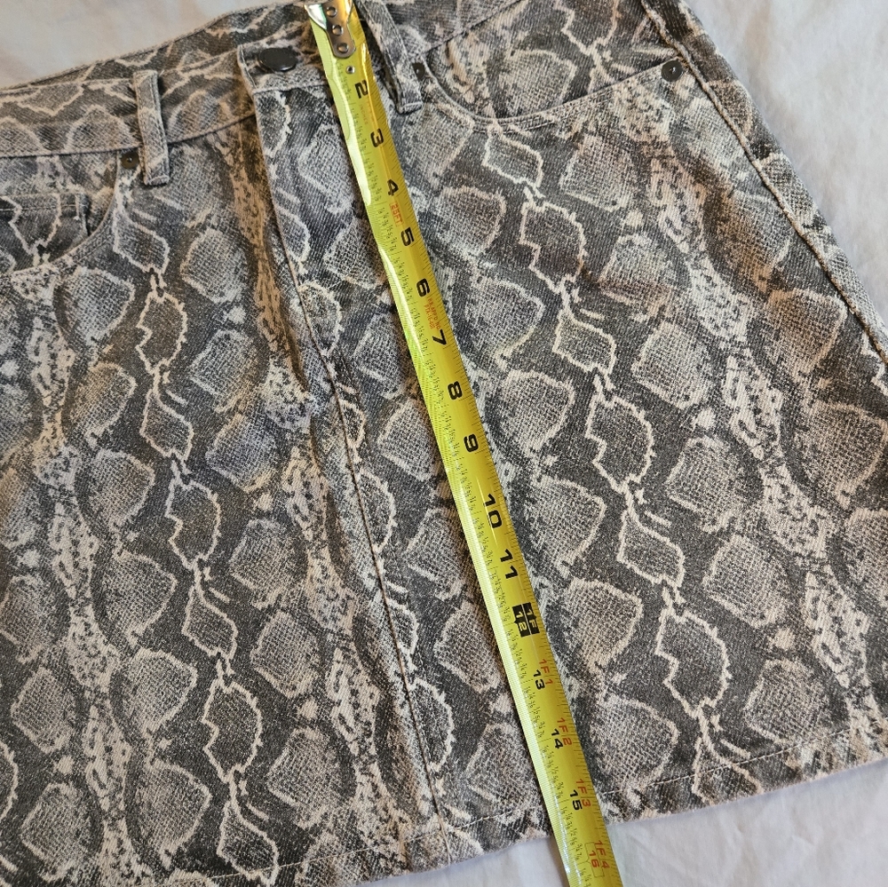 Blank NYC Grey Tan Snakeskin Print 100% Cotton Denim Mini Skirt - Picture 4 of 7